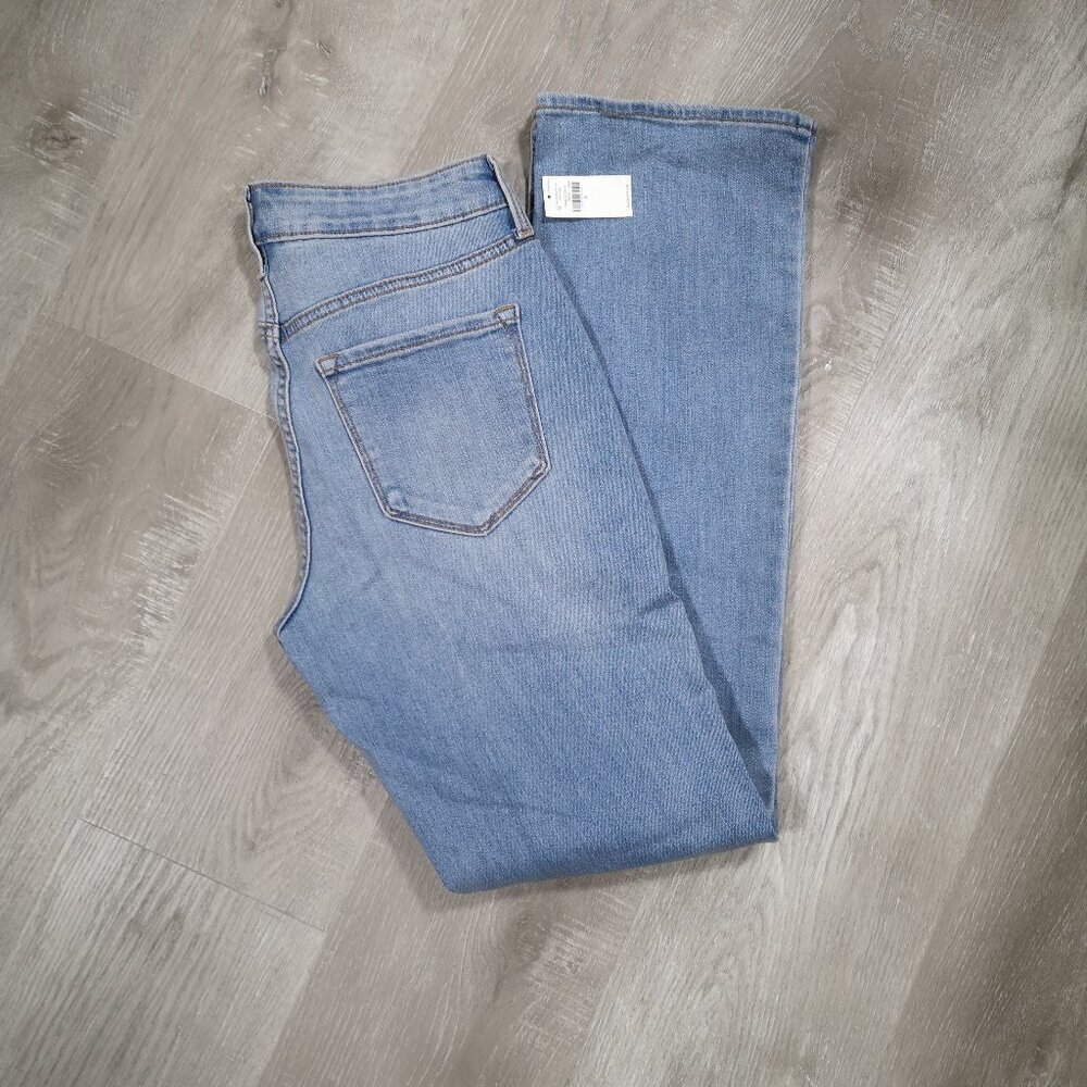 NWT Old Navy Ladies Size 6 Light Wash Mid Rise Bootcut Blue Jeans - Picture 10 of 13